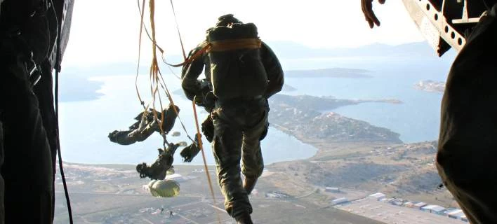 «Έπεσαν από τα σύννεφα»: Άλματα αλεξιπτωτιστών από Σινούκ, στα 1.200 πόδια (Εικόνες)